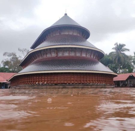 ಕಾಸರಗೋಡು: ಮಳೆಯ ಆರ್ಭಟ -ಮಧೂರು ದೇವಸ್ಥಾನ ಜಲಾವೃತ