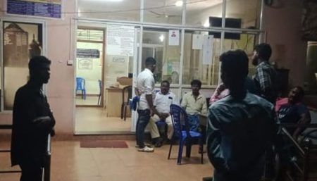 ದಲಿತ ಯುವತಿಗೆ ಜಾತಿ ನಿಂದನೆ ಆರೋಪ: ಪ್ರಕರಣ ದಾಖಲಿಸುವಂತೆ ಪೊಲೀಸ್ ಠಾಣೆಯೆದುರು ಧರಣಿ