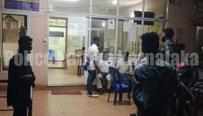 ದಲಿತ ಯುವತಿಗೆ ಜಾತಿ ನಿಂದನೆ ಆರೋಪ: ಪ್ರಕರಣ ದಾಖಲಿಸುವಂತೆ ಪೊಲೀಸ್ ಠಾಣೆಯೆದುರು ಧರಣಿ