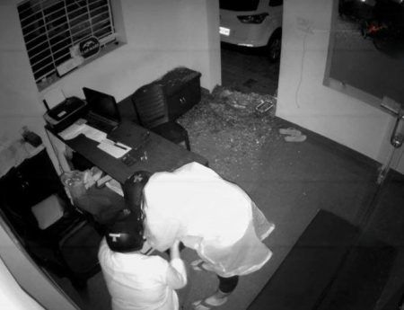 ಸುರತ್ಕಲ್ : ಸೆಕೆಂಡ್ ಹ್ಯಾಂಡ್ ಕಾರು ಮಾರಾಟ ಮಳಿಗೆಯಲ್ಲಿ ಕಳ್ಳರ ಕೈ ಚಳಕ, ಬೆಲೆ ಬಾಳುವ 2 ಕಾರು ದೋಚಿದ ಖದೀಮರು- ಸಿಸಿಟಿವಿಯಲ್ಲಿ ವಿಡಿಯೋ ವೈರಲ್!