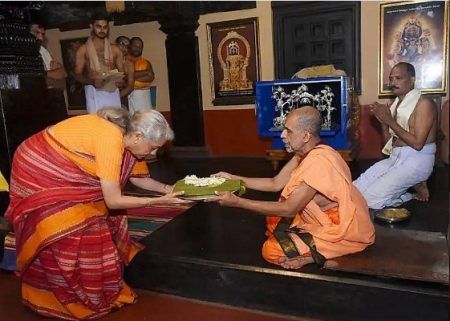 ಉಡುಪಿ: ಶ್ರೀ ಕೃಷ್ಣಮಠಕ್ಕೆ ಭೇಟಿ ನೀಡಿದ ಕೇಂದ್ರ ಸಚಿವೆ ನಿರ್ಮಲಾ ಸೀತಾರಾಮನ್