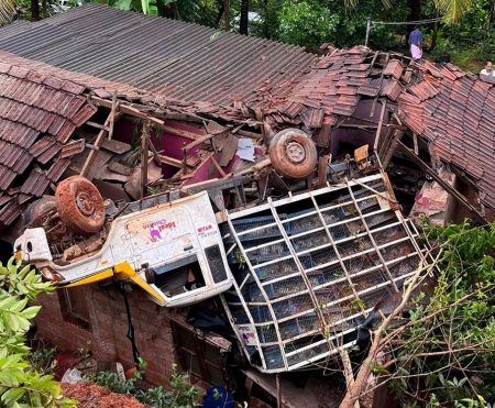 ವಿಟ್ಲ: ಮನೆ ಮೇಲೆ ಬಿದ್ದ ಪಿಕಪ್, ಮಲಗಿದ್ದ ಮಹಿಳೆ ಗಂಭೀರ