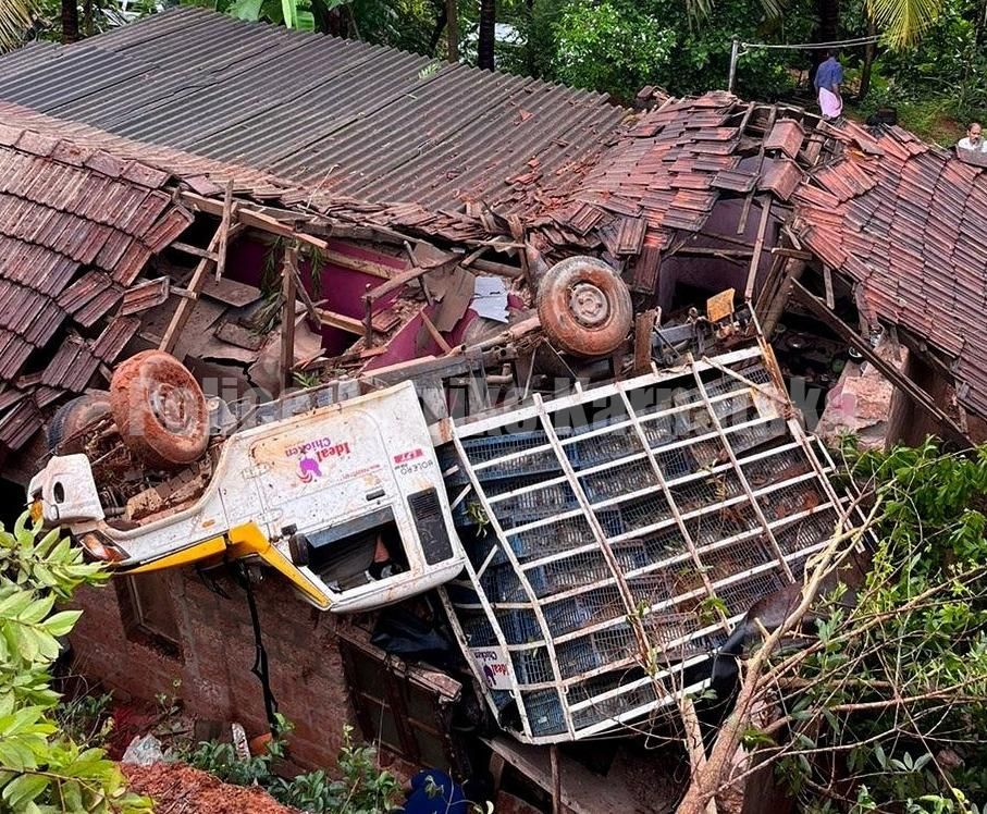 ವಿಟ್ಲ: ಮನೆ ಮೇಲೆ ಬಿದ್ದ ಪಿಕಪ್, ಮಲಗಿದ್ದ ಮಹಿಳೆ ಗಂಭೀರ