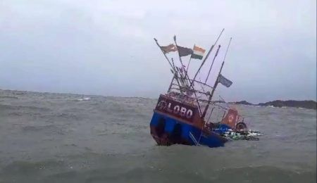 ಮಲ್ಪೆ ಸಮುದ್ರದಲ್ಲಿ ಮುಳುಗುತ್ತಿದ್ದ ದೋಣಿಯಿಂದ ಐವರು ಮೀನುಗಾರರ ರಕ್ಷಣೆ