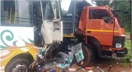 ಕಾರ್ಕಳ: ಟಿಪ್ಪರ್ – ಬಸ್ ನಡುವೆ ಅಪಘಾತ, ಬಸ್ ಚಾಲಕ ಗಂಭೀರ