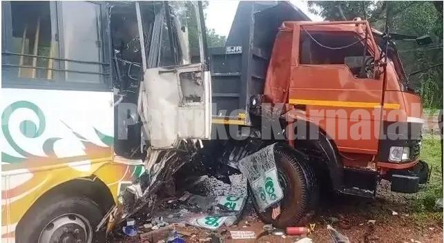 ಕಾರ್ಕಳ: ಟಿಪ್ಪರ್ – ಬಸ್ ನಡುವೆ ಅಪಘಾತ, ಬಸ್ ಚಾಲಕ ಗಂಭೀರ