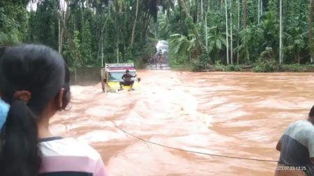 ವಿಟ್ಲ : ಮುಳುಗು ಸೇತುವೆಯಲ್ಲಿ ಸಿಕ್ಕಿಹಾಕಿಕೊಂಡ ಪಿಕಪ್…!!