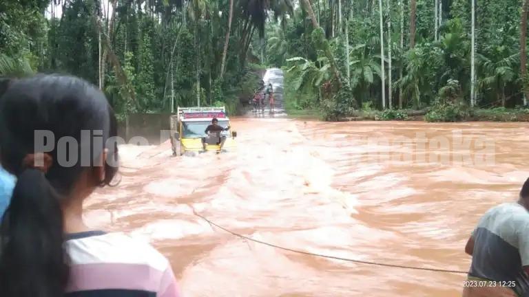 ವಿಟ್ಲ : ಮುಳುಗು ಸೇತುವೆಯಲ್ಲಿ ಸಿಕ್ಕಿಹಾಕಿಕೊಂಡ ಪಿಕಪ್…!!