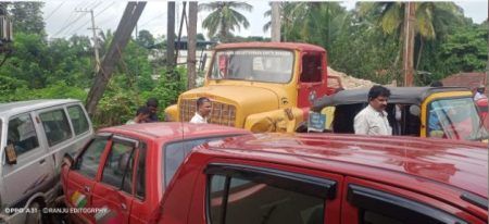 ಬೆಳ್ತಂಗಡಿ: ಭೀಕರ ಸರಣಿ ಅಪಘಾತ: 5 ವಾಹನಗಳಿಗೆ ಲಾರಿ ಡಿಕ್ಕಿ- ಯುವತಿ ಗಂಭೀರ..!