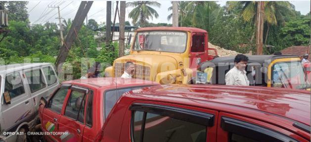 ಬೆಳ್ತಂಗಡಿ: ಭೀಕರ ಸರಣಿ ಅಪಘಾತ: 5 ವಾಹನಗಳಿಗೆ ಲಾರಿ ಡಿಕ್ಕಿ- ಯುವತಿ ಗಂಭೀರ..!