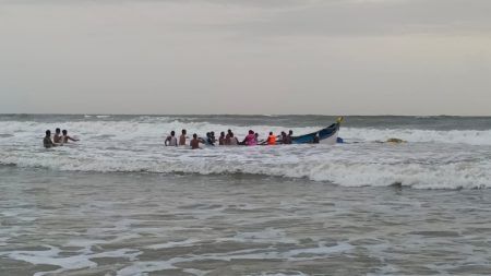 ಮೀನುಗಾರಿಕಾ ದೋಣಿ ಮುಳುಗಡೆ- ಓರ್ವ ಮೃತ್ಯು, ಮತ್ತೋರ್ವ ಗಂಭೀರ