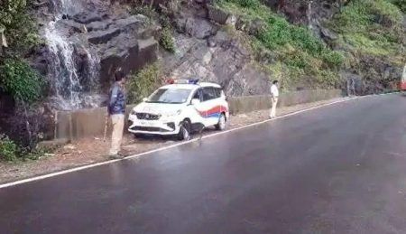 ಚಾರ್ಮಾಡಿ ಘಾಟಿ ಜಲಪಾತದ ಬಳಿ ಪ್ರವಾಸಿಗರ ಹುಚ್ಚಾಟ: ಪೊಲೀಸ್ ರ ನಿಯೋಜನೆ