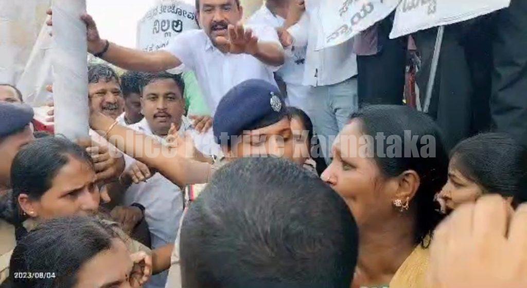 ಧರ್ಮಸ್ಥಳ ಕ್ಷೇತ್ರದ ವಿರುದ್ಧ ಸುಳ್ಳು ಆರೋಪ ಖಂಡಿಸಿ ಪ್ರತಿಭಟನೆ – ಸೌಜನ್ಯ ಕುಟುಂಬಸ್ಥರ ಮೇಲೆ ಹಲ್ಲೆ ಯತ್ನ..!