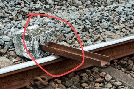 ಕಾಸರಗೋಡು: ರೈಲು ಹಳಿಯಲ್ಲಿ ಕಲ್ಲು, ತುಂಡಾದ ಕ್ಲೋಸೆಟ್ ಪತ್ತೆ-ತಪ್ಪಿದ ಅಪಾಯ