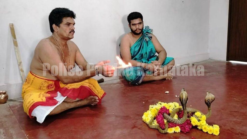 ಕಾಪುವಿನಲ್ಲಿ ಜೀವಂತ ಹಾವಿಗೆ ಪೂಜೆ