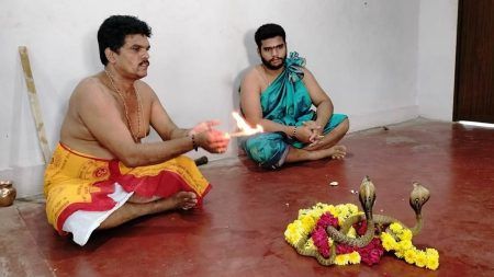 ಕಾಪುವಿನಲ್ಲಿ ಜೀವಂತ ಹಾವಿಗೆ ಪೂಜೆ