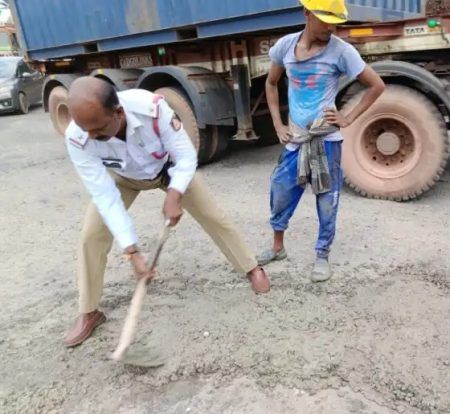 ನಂತೂರು ವೃತ್ತದಲ್ಲಿ ಹೊಂಡ ಗುಂಡಿಗಳನ್ನು ಸ್ವತಃ ಮುಚ್ಚಿದ ಪೊಲೀಸರು