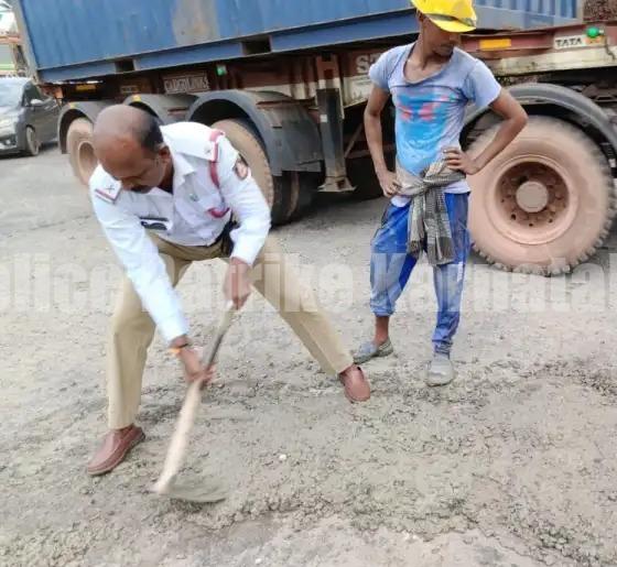 ನಂತೂರು ವೃತ್ತದಲ್ಲಿ ಹೊಂಡ ಗುಂಡಿಗಳನ್ನು ಸ್ವತಃ ಮುಚ್ಚಿದ ಪೊಲೀಸರು