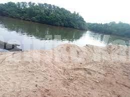 ಅಕ್ರಮ ಮರಳು ಅಡ್ಡೆಗೆ ಮಂಗಳೂರು ಪೊಲೀಸರ ದಾಳಿ -2 ಟಿಪ್ಪರ್ ಸಹಿತ 15 ದೋಣಿ ವಶಕ್ಕೆ