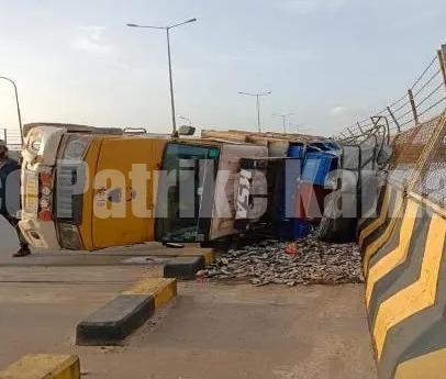 ಮಂಗಳೂರು : ಟಯರ್ ಸಿಡಿದು ಮೀನು ಸಾಗಾಟದ ಪಿಕಪ್ ಪಲ್ಟಿ..!