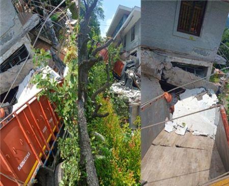 ವಿಟ್ಲ : ಒಡಿಯೂರು ಶಾಲೆಗೆ ಬಂದ ಮಾರ್ಬಲ್ ತುಂಬಿದ ಲಾರಿ ಬ್ರೇಕ್ ಫೇಲ್ ಆಗಿ ಪಲ್ಟಿ- 4 ಕಾರ್ಮಿಕರು ಗಂಭೀರ