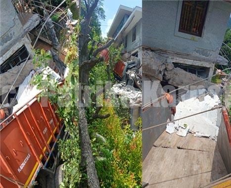 ವಿಟ್ಲ : ಒಡಿಯೂರು ಶಾಲೆಗೆ ಬಂದ ಮಾರ್ಬಲ್ ತುಂಬಿದ ಲಾರಿ ಬ್ರೇಕ್ ಫೇಲ್ ಆಗಿ ಪಲ್ಟಿ- 4 ಕಾರ್ಮಿಕರು ಗಂಭೀರ