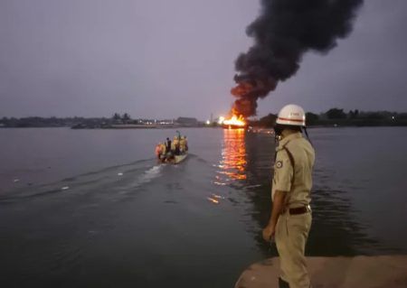 ಮಂಗಳೂರು: ಮೀನುಗಾರಿಕಾ ಬೋಟ್ ಗೆ ಬೆಂಕಿ- ಕೋಟ್ಯಾಂತರ ರೂಪಾಯಿ ನಷ್ಟ