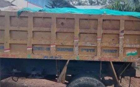 ಮಂಗಳೂರು: ಅಕ್ರಮ ಮರಳುಗಾರಿಕೆ ಅಡ್ಡೆಗೆ ಪೊಲೀಸರು ದಾಳಿ, ಟಿಪ್ಪರ್ ವಶ