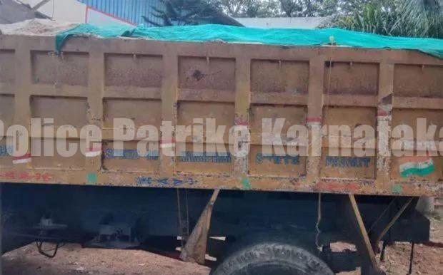 ಮಂಗಳೂರು: ಅಕ್ರಮ ಮರಳುಗಾರಿಕೆ ಅಡ್ಡೆಗೆ ಪೊಲೀಸರು ದಾಳಿ, ಟಿಪ್ಪರ್ ವಶ