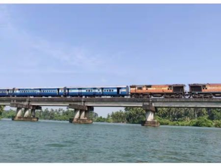 ಮುಲ್ಕಿ: ರೈಲ್ವೆ ಮೇಲ್ವೇತುವೆಯಲ್ಲಿ ಆತ್ಮಹತ್ಯೆ ತನಿಖೆಗೆ ಪೊಲೀಸರು ಹೋದಾಗ ಬಂದ ರೈಲು – ಕೂದಲೆಳೆ ಅಂತರದಲ್ಲಿ ಪಾರಾದ ಪೊಲೀಸರು