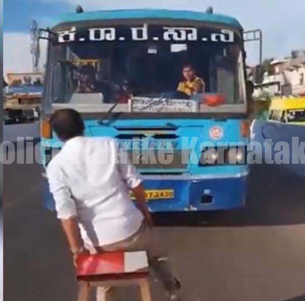 ಕಾಸರಗೋಡು: ಹೈವೇ ನಡುವಲ್ಲೇ ಸ್ಟೂಲ್ ಇಟ್ಟು ಪ್ರತಿಭಟನೆ : ವಿಡಿಯೋ ವೈರಲ್