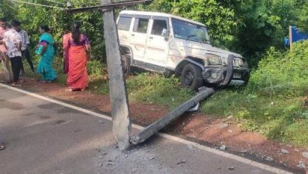 ಕಡಬ: ಚಾಲಕನ ನಿಯಂತ್ರಣ ತಪ್ಪಿ ವಿದ್ಯುತ್ ಕಂಬಕ್ಕೆ ಢಿಕ್ಕಿ ಹೊಡೆದ ಬೊಲೆರೋ