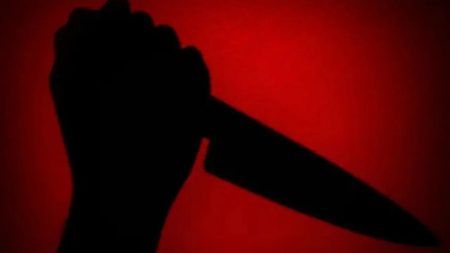 ಪೊಲೀಸ್ ಠಾಣೆಯಲ್ಲೇ ಪತ್ನಿಯ ಕತ್ತು ಸೀಳಿ ಕೊಲೆಗೆ ಯತ್ನಿಸಿದ ಪತಿ : ಗಂಭೀರ ಗಾಯ