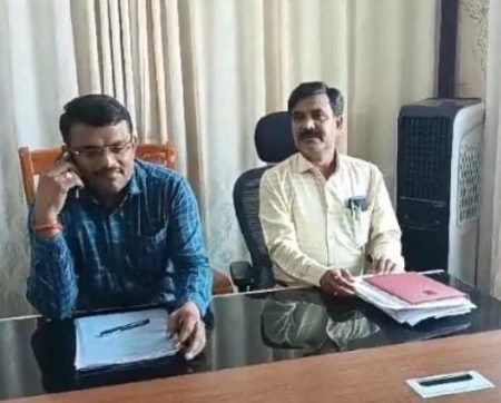 ಒಂದೇ ಹುದ್ದೆಗೆ ಇಬ್ಬರ ಗುದ್ದಾಟ- ಅಕ್ಕಪಕ್ಕ ಕುರ್ಚಿ ಹಾಕಿ ಕುಳಿತ ಸರ್ಕಾರಿ ಅಧಿಕಾರಿಗಳು