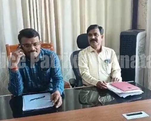 ಒಂದೇ ಹುದ್ದೆಗೆ ಇಬ್ಬರ ಗುದ್ದಾಟ- ಅಕ್ಕಪಕ್ಕ ಕುರ್ಚಿ ಹಾಕಿ ಕುಳಿತ ಸರ್ಕಾರಿ ಅಧಿಕಾರಿಗಳು