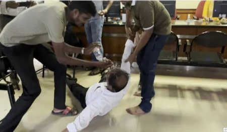 ಮಂಗಳೂರು : ಕರ್ನಾಟಕ ಒನ್ ಕಚೇರಿ ಅವ್ಯವಸ್ಥೆ ಖಂಡಿಸಿ ಸಾಮಾಜಿಕ ಹೋರಾಟಗಾರ ಜೆರಾರ್ಡ್ ಟವರ್ಸ್ ವಿಭಿನ್ನ ಪ್ರತಿಭಟನೆ..!