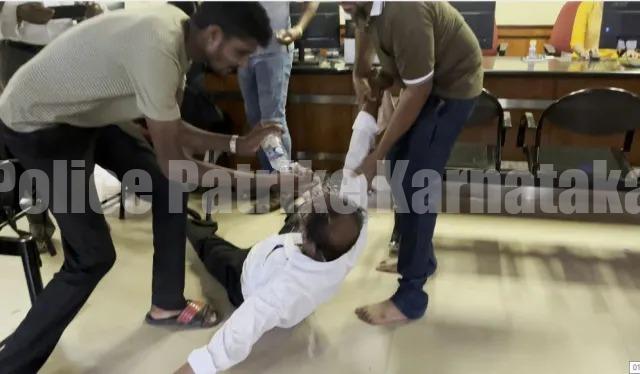 ಮಂಗಳೂರು : ಕರ್ನಾಟಕ ಒನ್ ಕಚೇರಿ ಅವ್ಯವಸ್ಥೆ ಖಂಡಿಸಿ ಸಾಮಾಜಿಕ ಹೋರಾಟಗಾರ ಜೆರಾರ್ಡ್ ಟವರ್ಸ್ ವಿಭಿನ್ನ ಪ್ರತಿಭಟನೆ..!