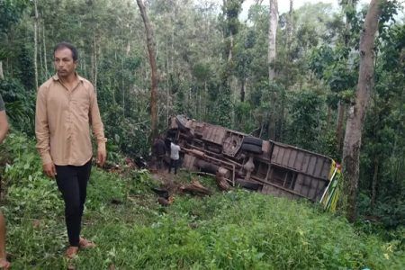 ಧರ್ಮಸ್ಥಳಕ್ಕೆ ಬರುತ್ತಿದ್ದ ಬಸ್ ಪ್ರಪಾತಕ್ಕೆ ಮಹಿಳೆ ಸಾವು, ಐವರು ಗಂಭೀರ