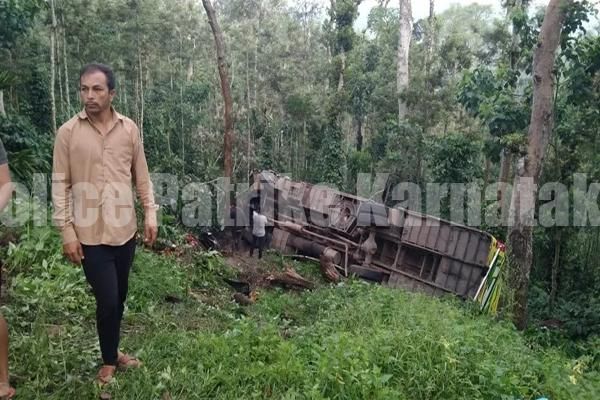 ಧರ್ಮಸ್ಥಳಕ್ಕೆ ಬರುತ್ತಿದ್ದ ಬಸ್ ಪ್ರಪಾತಕ್ಕೆ ಮಹಿಳೆ ಸಾವು, ಐವರು ಗಂಭೀರ