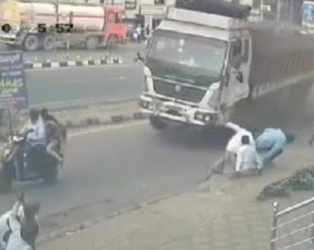 ಮುಲ್ಕಿ: ನಿಯಂತ್ರಣ ತಪ್ಪಿ ಡಿವೈಡರ್ ಮೇಲೆ ಹತ್ತಿದ ಲಾರಿ- ಅಪಘಾತದ ಭಯಾನಕ ದೃಶ್ಯ ಸಿಸಿಟಿವಿಯಲ್ಲಿ ಸರೆ