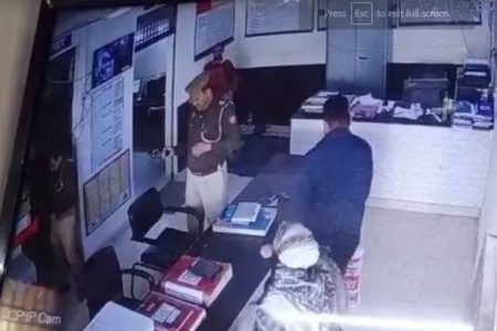 ಪಾಸ್ ಪೋರ್ಟ್ ಪರಿಶೀಲನೆಗೆ ಠಾಣೆಗೆ ಬಂದಿದ್ದ ಮಹಿಳೆಯ ತಲೆಗೆ ಗುಂಡು ಹಾರಿಸಿದ ಪೊಲೀಸ್