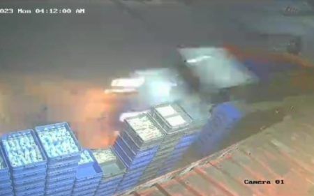 ಉಡುಪಿ : ದ್ವಿಚಕ್ರ ವಾಹನ ಡಿಕ್ಕಿ ಹೊಡೆಯುವುದನ್ನು ತಪ್ಪಿಸಲು ಹಾಲಿನ ಬೂತ್ ಕ್ರೇಟ್ ಗೆ ಡಿಕ್ಕಿ ಹೊಡೆದ ಪಿಕಪ್