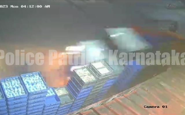 ಉಡುಪಿ : ದ್ವಿಚಕ್ರ ವಾಹನ ಡಿಕ್ಕಿ ಹೊಡೆಯುವುದನ್ನು ತಪ್ಪಿಸಲು ಹಾಲಿನ ಬೂತ್ ಕ್ರೇಟ್ ಗೆ ಡಿಕ್ಕಿ ಹೊಡೆದ ಪಿಕಪ್