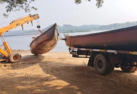 ಮಂಗಳೂರು : ಮರಳುಗಾರಿಕೆ ಅಡ್ಡೆಗೆ ದಾಳಿ- ಆರೋಪಿಗಳು ಪರಾರಿ, 4 ದೋಣಿ ವಶ