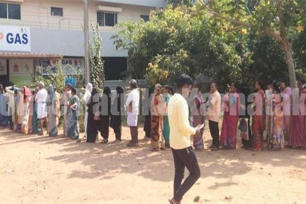 ಕರಾವಳಿಯಲ್ಲಿ ವೈರಲ್ ಆದ ಗ್ಯಾಸ್ ಸಬ್ಸಿಡಿ ಮೆಸೇಜ್ : ಏಜೆನ್ಸಿ ಕಚೇರಿಗೆ ಗ್ರಾಹಕರ ಮುತ್ತಿಗೆ