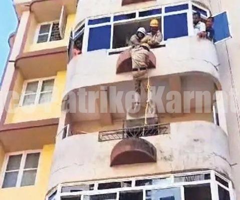 ಮಂಗಳೂರು: 4ನೇ ಮಹಡಿಯ ಕೋಣೆಯೊಳಗೆ ಬಾಕಿಯಾದ ಮಗುವಿನ ರಕ್ಷಣೆ..!