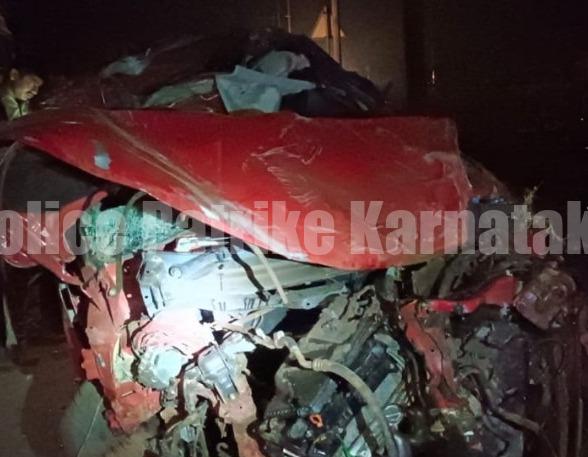 ಉಡುಪಿ : ಲೈಟ್ ಕಂಬಕ್ಕೆ ಕಾರು ಡಿಕ್ಕಿ,ಚಾಲಕ ಮೃತ್ಯು