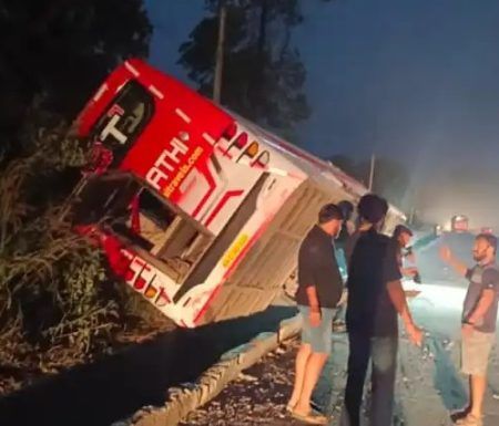 ನೆಲ್ಯಾಡಿ: ಚಾಲಕನ ನಿಯಂತ್ರಣ ತಪ್ಪಿ ಖಾಸಗಿ ಬಸ್ಸು ಪಲ್ಟಿ- ಹಲವರಿಗೆ ಗಾಯ