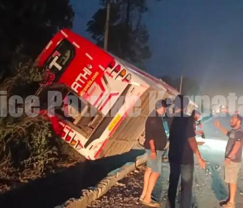 ನೆಲ್ಯಾಡಿ: ಚಾಲಕನ ನಿಯಂತ್ರಣ ತಪ್ಪಿ ಖಾಸಗಿ ಬಸ್ಸು ಪಲ್ಟಿ- ಹಲವರಿಗೆ ಗಾಯ