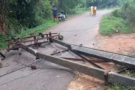 ಬೆಳ್ತಂಗಡಿ: ಕಾಂಕ್ರೀಟ್ ಮಿಕ್ಸಿಂಗ್ ಲಾರಿ ಅವಾಂತರ- ಉರುಳಿದ ಕಂಬ